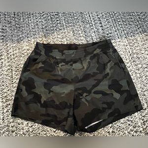 Women’s Old Navy Camo athletic shorts, Sz Lg